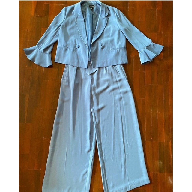 Used once Topshop สีเข้มกว่าในรูปนิดหนึ่งค่ะ  set blazer size UK 10 อก 37 ยาว 21 กางเกง UK6 เอว 26 ส