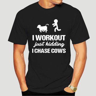 เสื้อยืดผ้าฝ้ายพิมพ์ลายขายดี เสื้อยืดคอกลม ผ้าฝ้าย พิมพ์ลาย I Workout Just Kidding I Chase Cows สีดํา สําหรับผู้ชาย