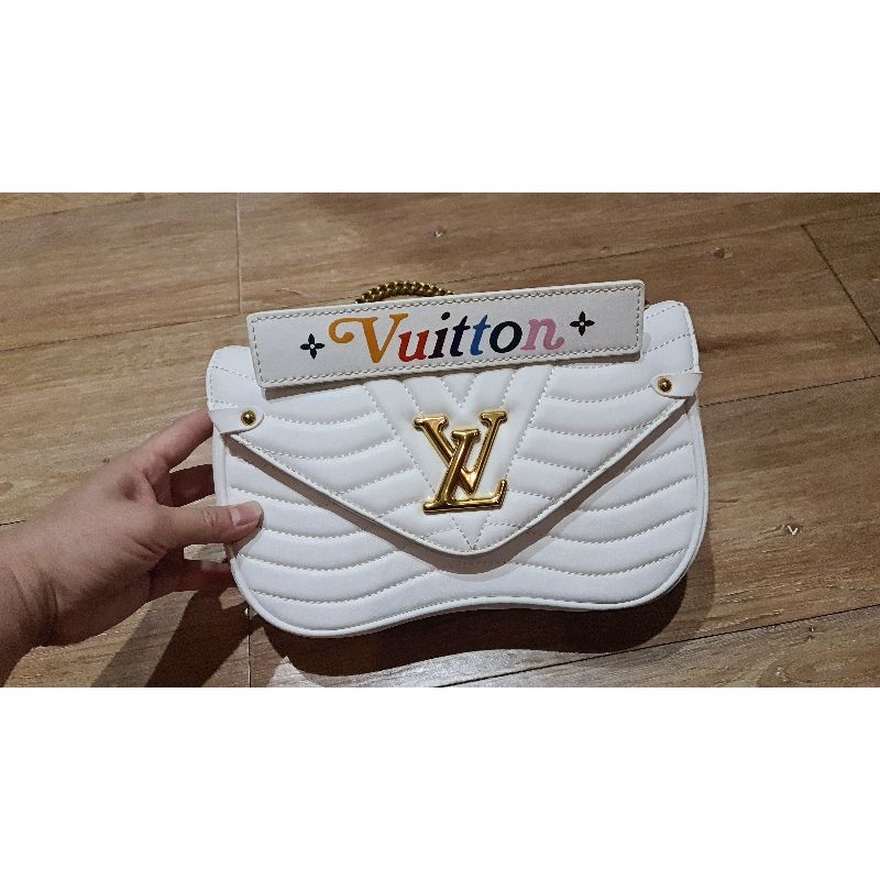 กระเป๋าสะพายข้าง กระเป๋าถือ หลุยย์  Louis Vuitton-  หนังสีขาว โซ่สีทอง / LV Louus Vuitton Bag - มือสอง