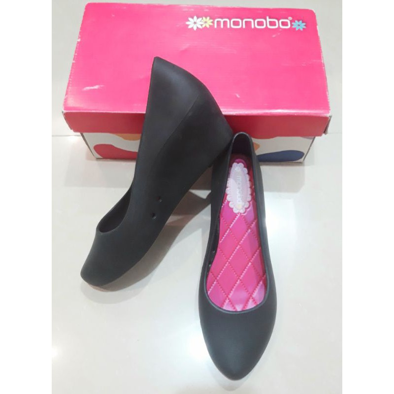 รองเท้าคัชชู monobo สีดำส้นเตารีด