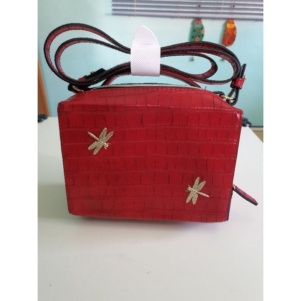 กระเป๋าสะพายสีแดงแรงฤทธิ์ estee lauder