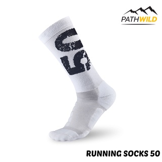 ถุงเท้าวิ่ง TITAN RUNNING SOCKS 50 ความยาวประมาณครึ่งแข้ง โชว์ตัวเลข 50 ซึ่งเป็นระยะ ULTRA RUN