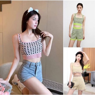 Set เสื้อไหมพรมทรงแขนกุด ผ้าทอลายตารางเล็ก เล่นสีสลับทูโทนกางเกงขาสั้น ผ้าทอลายตารางเล็ก ทรงเอวสูง