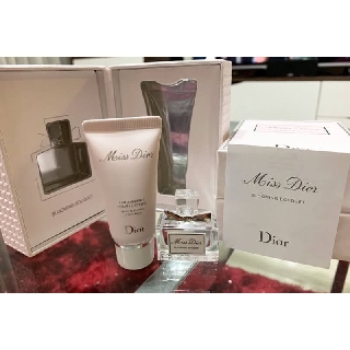 SET 699 . -  Miss Dior Blooming Bouquet Eau de Toilette 5 ml. Miss Dior Blooming Bouquet Moisturizing Body Milk 20 ml.