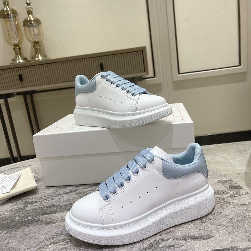 ALEXANDER MCQUEEN อเล็กซานเดอร์ แมคควีน รองเท้ากีฬารุ่นคู่ฤดูใบไม้ผลิและฤดูร้อนน้ําแข็งสีฟ้าสิทธิบัตรหนังกว้างรองเท้าลําลองใหม่สี หนังวัว แฟชั่นรองเท้าผ