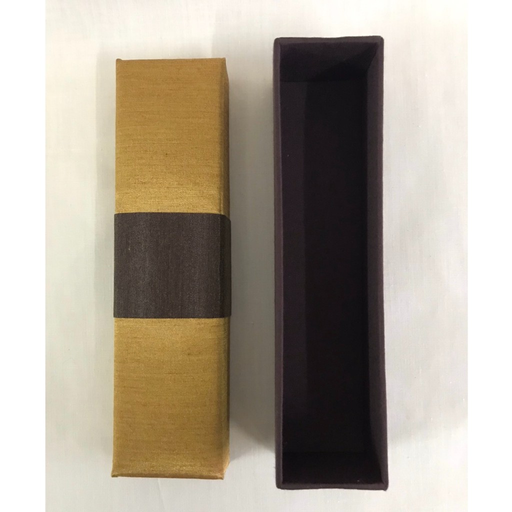 กล่องผ้าไหมเทียมสีทองทรงผืนผ้า ขนาดภายในตัว 4x17.5xH3.8 cm. - รูปที่ 2