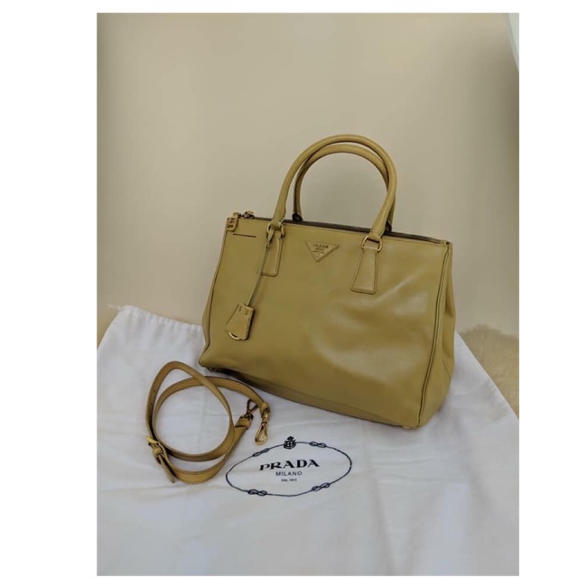 ขาย Prada Saffiano Lux Medium Double-Zip Tote Bag มีถุงผ้าจ้า 13”9”5” ในราคา ฿