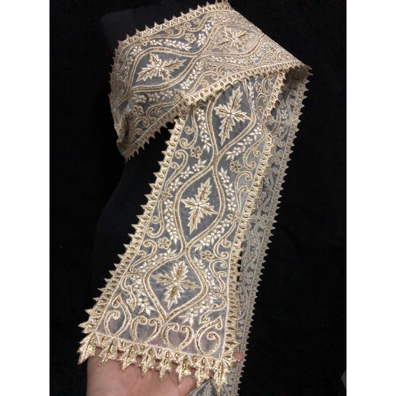 สไบปักฉลุโบราณสีครีมกับสีเงินความยาว2.75เมตรกว้าง17ซม.