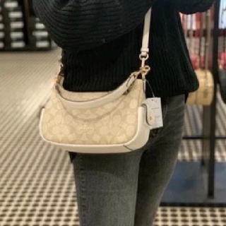 NEW COACH C7223 PENNIE SHOULDER BAG 25 สีขาว ลายซี รุ่นใหม่ มี 2 สาย