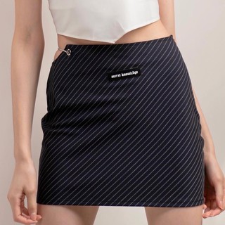 Roxanne mini skirt กระโปรงสั้นดีเทลโซ่เว้าเอวด้านข้าง