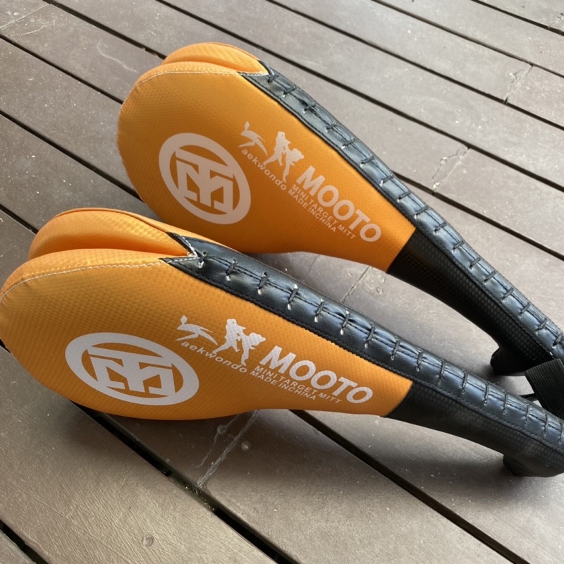 คุณภาพดีมาก👍อุปกรณ์การต่อสู้ เป้าลิ้นMOOTO เป้าล่อชก เป้าล่อเตะ มวยไทย คาราเต้ เป้าซ้อม เป้าถือ เป้ามือลิ้นคู่ เทควันโด