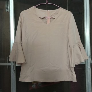 เสื้อมือสองปลายแขนแต่งระบาย