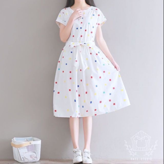เดรสสีขาวคอกลม ไหล่ทรง cap sleeve จากร้าน kati studio
