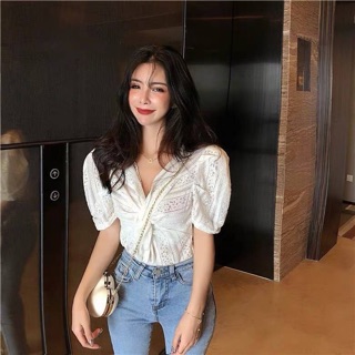 เสื้อลูกไม้คอวีทวิสหน้า มีเกาะอกตัวในแถมค่ะ ใส่สวยเหมือนสาวเกาหลีเลยค่าา