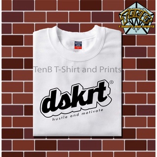 เสื้อยืดดีไซน์เรียบง่าย DSKRT และลายพิมพ์ UNISEX Nkg