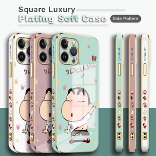 สําหรับ iPhone 13 12 Pro MAX Mini เคสโทรศัพท์รูปแบบด้านข้างพิมพ์การ์ตูนน่ารัก(เครยอนชินจังเต้น)สแควร์ชุบเคสแบบหรูหรากรอบชุบซิลิโคนนิ่มปลอกเลนส์ป้องกันกันตกเคสมือถือ