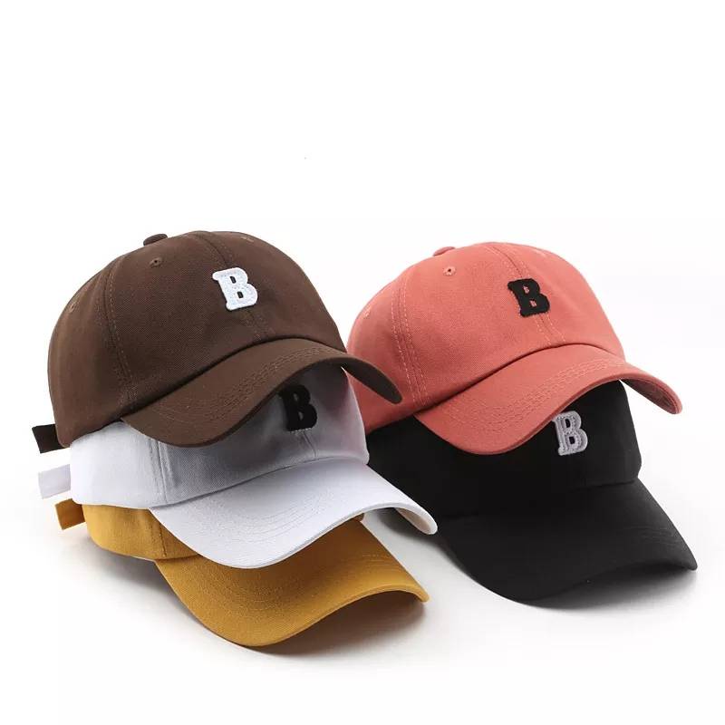 (พร้อมส่ง) หมวกแก๊ปสำหรับผู้ใหญ่ หมวก Cap ผ้า COTTON สีพื้น ปักฟอนต์อักษร " B " รอบหัว: 56-60 cm.