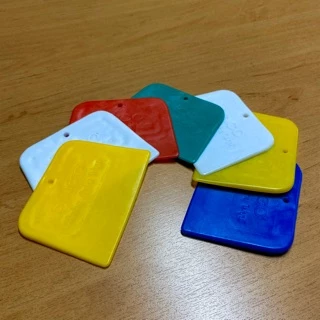 เกรียงโป๊วพลาสติก DINCO เกียงโป๊วพลาสติก เกรียงปาดยาแนว เกรียงยาแนว มีดโป๊วพลาสติก ขนาด 4” (คละสี)