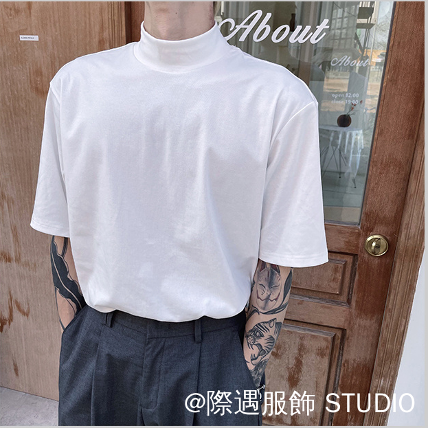 เสื้อยืดผู้ชาย ครึ่งคอเต่าครึ่งแขนฤดูร้อนสตรีทสวมแสงผู้ใหญ่สไตล์ผู้ชายสวมใส่สีทึบคอเต่าขนาดเล็กด้านบน จุดต่ําสุด เสื้อเกาหลีธรรมดา เป็น