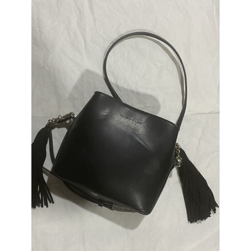 ของแท้ 100% ซื้อจาก สิงคโปร์ ✅ ส่งฟรี used Charles&amp;Kieth crossbody bag #black สีดำ สะพายข้าง