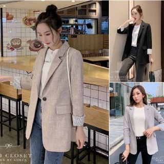 เสื้อBlazer ที่ห้ามพลาด ผ้าสูทผสมลินินที่ให้ความแกลม ความยาวคือเริ่ด ปิดก้น กระเป๋าหน้า