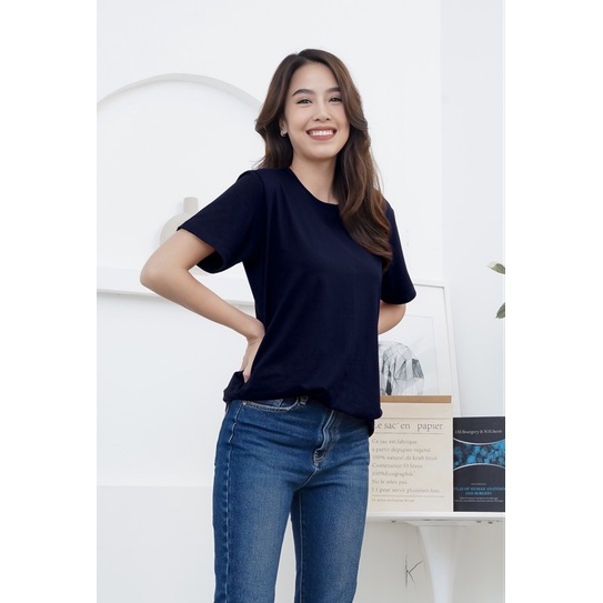 Hello Tshirt เสื้อยืดแขนสั้น คอวี คอกลม สีกรมท่า ผ้าคอตตอนแท้นุ่มๆ ทรงเสื้อใส่ได้ทั้ง ชายและหญิง ราคา ถูกที่สุด ดีลบีเคเค แกลเลอรีภาพที่ 2