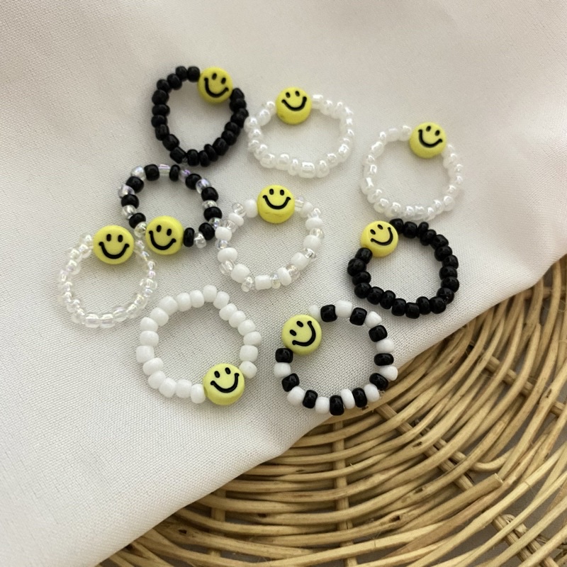 แหวนลูกปัดโทนขาวดำ จี้ยิ้ม smile