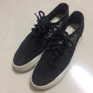 พร้อมส่ง รองเท้าผ้าใบ ลายลูกไม้สีดำ มือสอง สภาพดี