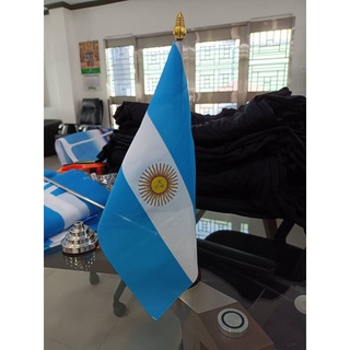 Argentina ธงตั้งโต๊ะ ธงชาติอาร์เจนติน่า เสาสูง 35 cm ฐานพลาสติกสีน้ำตาล