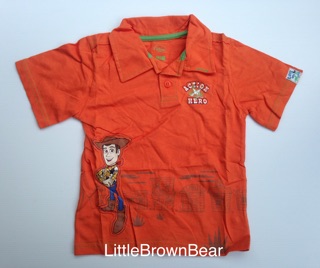 เสื้อยืดโปโลเด็กผู้ชายสีส้ม ของ Disney ด้านหน้างานสกรีนผ้าปะรูป Woody เนื้อผ้าคอตตอน 100% เนื้อนิ่ม