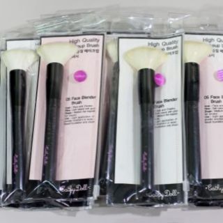 (ลดแรง 80% วันเดียวเท่านั้น!!!) รับประกันของแท้ 100% Cathy Doll แปรง Face Blender Brush รุ่น High Quality คุณภาพระดับสูง