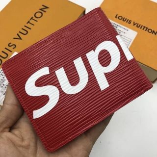 กระเป๋าสตางค์ supreme