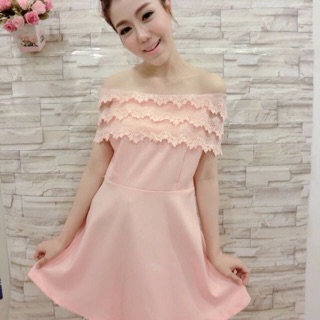 พร้อมส่งพรุ่งนี้  Off Shoulder Lace Dress เดรสลูกไม้ปาดไหล่ ระบายลูกไม้รอบอก ใช้ผ้าลูกไม้เนื้อดี นิ่