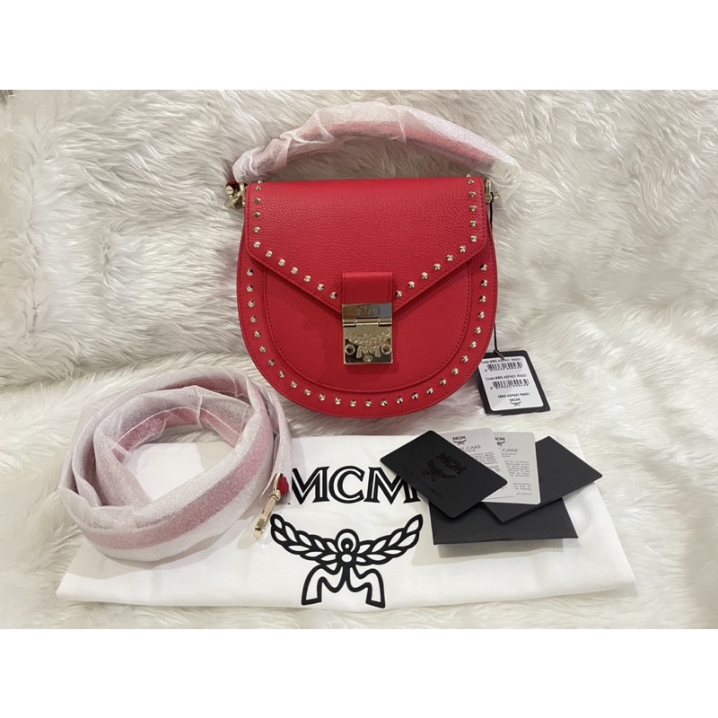 กระเป๋า MCM Patricia Shoulder Bag  แต่งหมุด small   Made in Italy  ของแท้ 100%  สวยมากแม่🥰  🌈🌈Sale !! 15,900.-🌈🌈