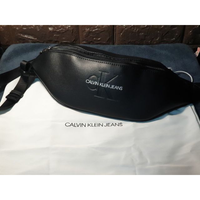 กระเป๋าคาดอก สีดำ Calvin Kleinแท้💯%
