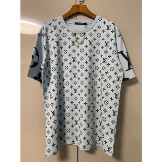 LOUIS VUITTON GIANT AND MINI LV MONOGRAM GREY COTTON T-SHIRT เสื้อยืดคอกลมแขนสั้น แบรนด์หลุยส์วิตตอง โมโนแกรม แอลวี เทา