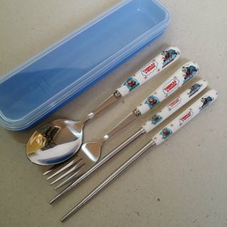 ชุด set กล่อง ช้อน ส้อม ตะเกียบ ขนาดกล่อง 8x2 นิ้ว ลาย โทมัส Thomas