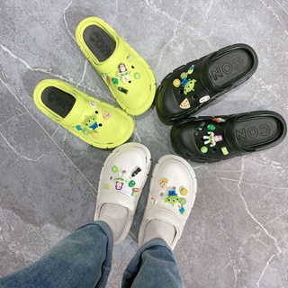 【🎇Ooyoudo】แตะ Crocs แบบยาง เหมาะกับเดินชายหาด แฟชั่นฤดูร้อน สําหรับผู้หญิง【แตะผู้หญิง jibbitz อุปกรณ์เสริม】