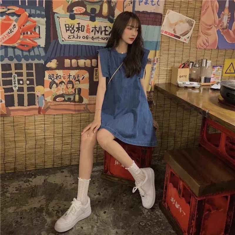 เดรสกระโปรงยีนส์ แขนกุดปลายแขนเเต่งเหลี่ยม ทรงเกาหลี