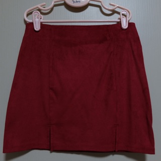 กระโปรงสั้นสีแดง เนื้อกำมะหยี่ / ทักก่อนซื้อนะคะ