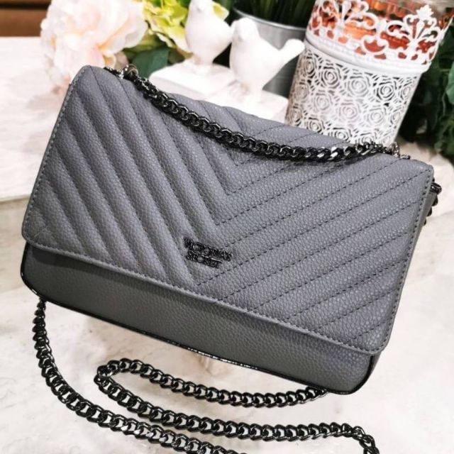 VICTORIA'S SECRET Quilted Chain Crossbody Sling Bag กระเป๋าสะพาย