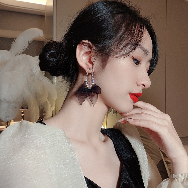 ต่างหูโบว์ผ้าชีฟองสีดําและกําไลหินน่ารัก บาท209