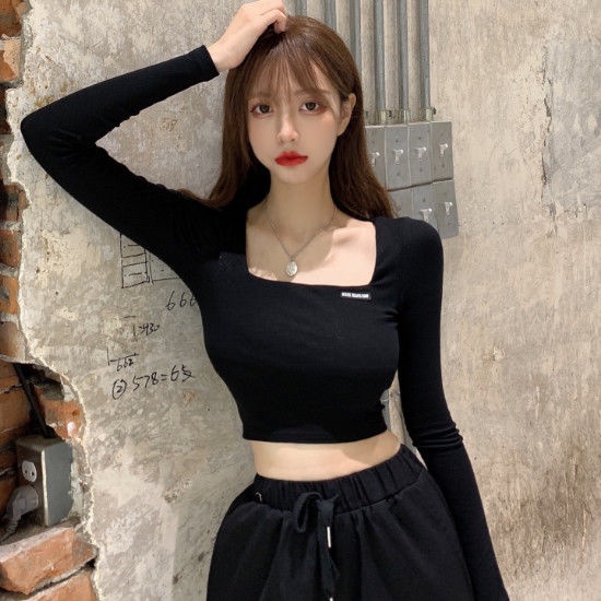 ผู้หญิงฤดูใบไม้ร่วงสีดําเซ็กซี่ปัก Quare-neck เสื้อแขนยาว Croptop เสื้อ