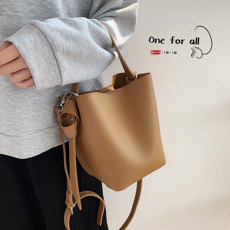 พร้อมส่ง กระเป๋าสะพายไหล่ มี 2 สี มีใบเล็กแถม B202