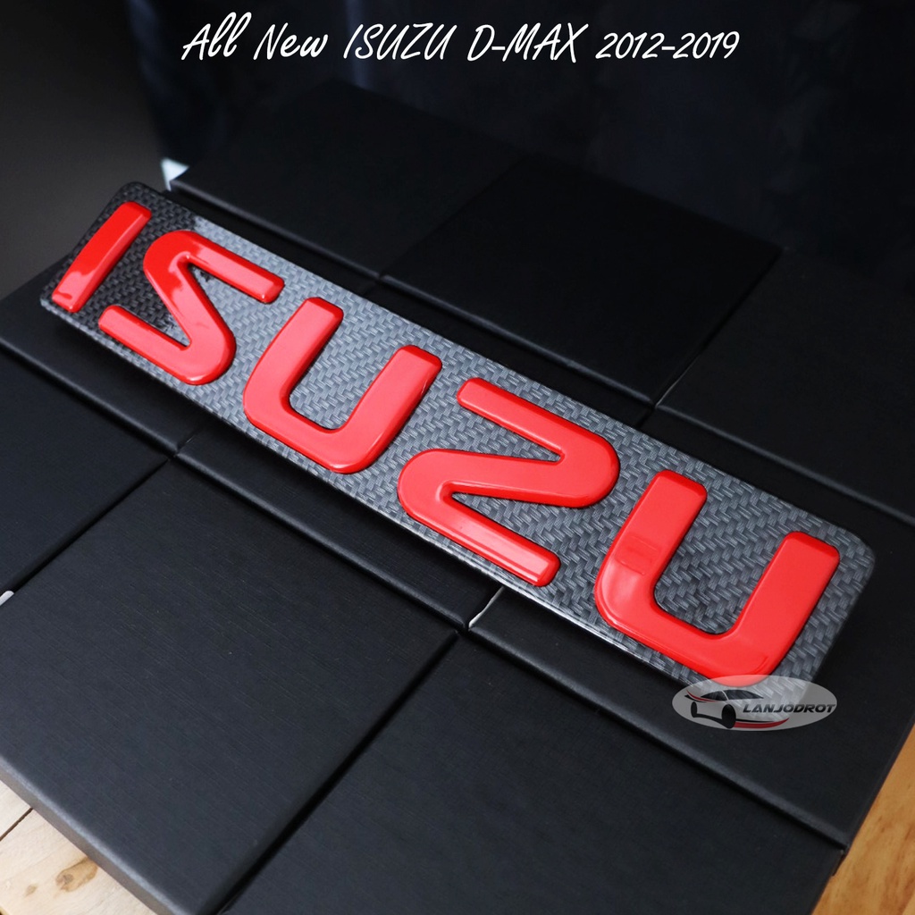 ป้ายโลโก้ อีซูซุ ตัวอักษร สีแดง พื้นเคฟล่า ติดกระจังหน้า รถกระบะ สำหรับ ดีแม็กซ์ ดีแม็กซ์เก่า ISUZU D-MAX 2012-2019