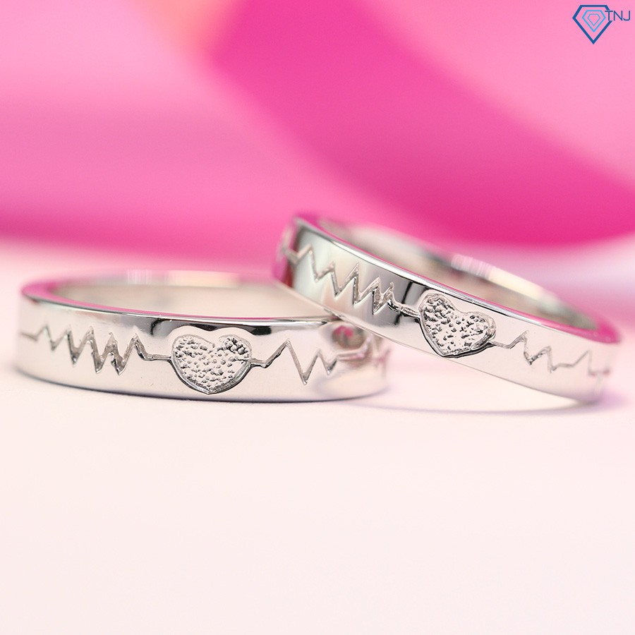 แหวนคู่เงินสําหรับผู้ชายและผู้หญิงลายการเต้นของหัวใจสลักชื่อ ND0345 TNJ Jewelry