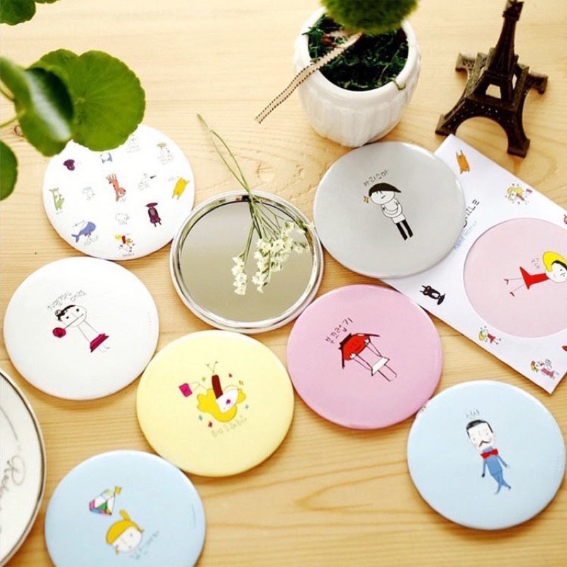 พร้อมส่ง กระจกพกพาขนาดเล็ก กระจกพกพา ลายน่ารักๆ เป็นของแถมได้ มีซองใส่ให้ทุกชิ้น (ส่งแบบสุ่มลาย)​