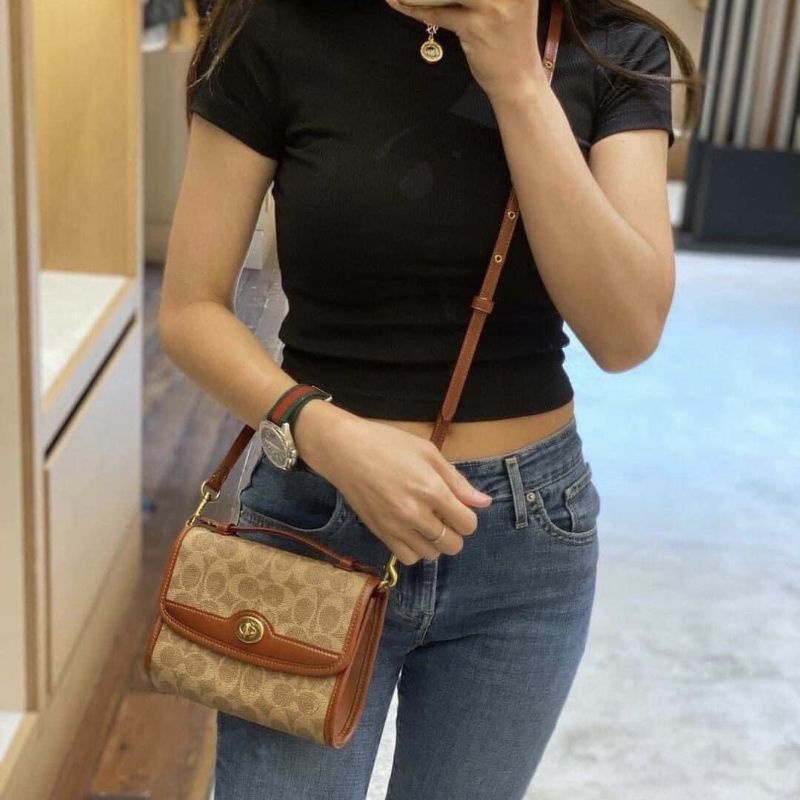 คป 🎀 (สด-ผ่อน) กระเป๋าสะพาย  7 นิ้ว งาน Shop C4204 KIP TURNLOCK CROSSBODY IN SIGNATURE CANVAS