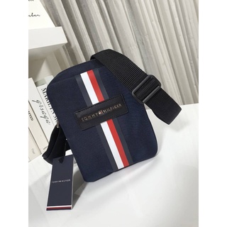 TOMMY HILFIGER MEN CROSSBODY BAG Code:B22D060965 แบรนด์แท้ 100% งาน Outlet Code:B21D060965 แบรนด์แท้ 100% งาน Outlet