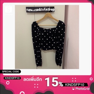 ส่งต่อมือ 2 Polka dot top เสื้อครอปลายจุดแขนยาวสีดำ ราคา 220 บาท รวมส่งลทบ.